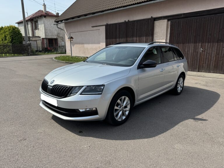 Pronájem stříbrné Škody Octavia 1.6 TDI combi